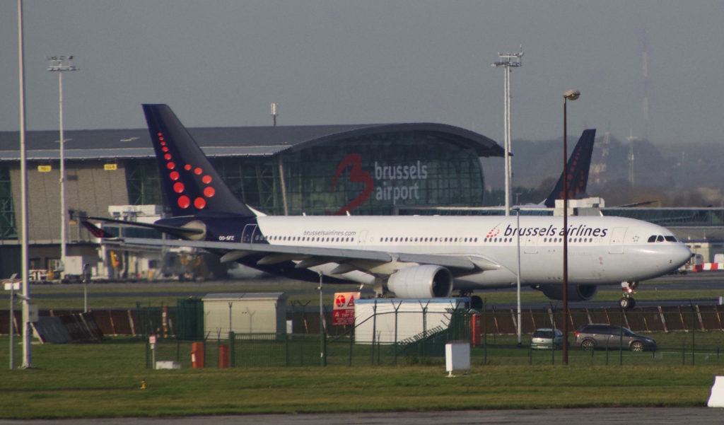 SNBrussels_Airlines_Airbus_A330-200_taxiing_to_runway_25R_at_Brussels_Airport